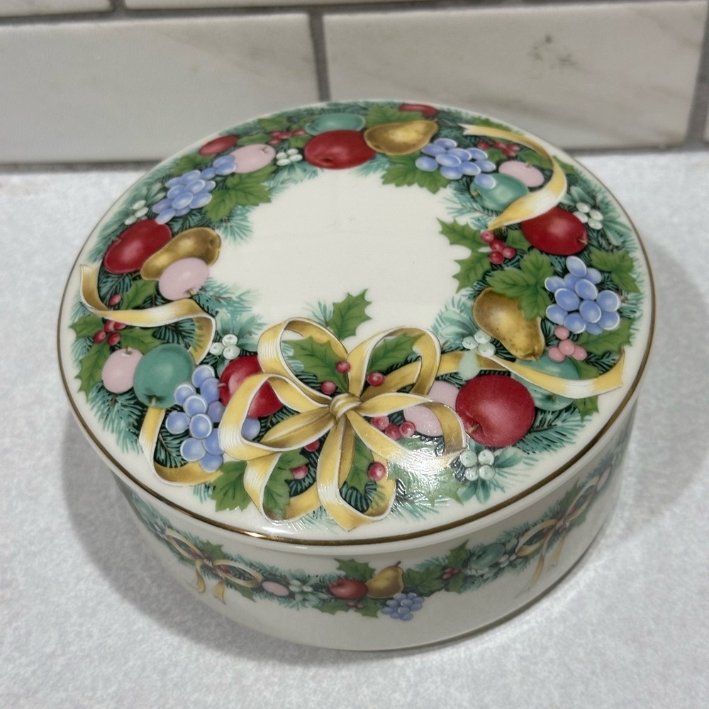 Mikasa Holiday Orchard Covered Porcelain Candy Jar, Trinket Box Christmas 4.75”